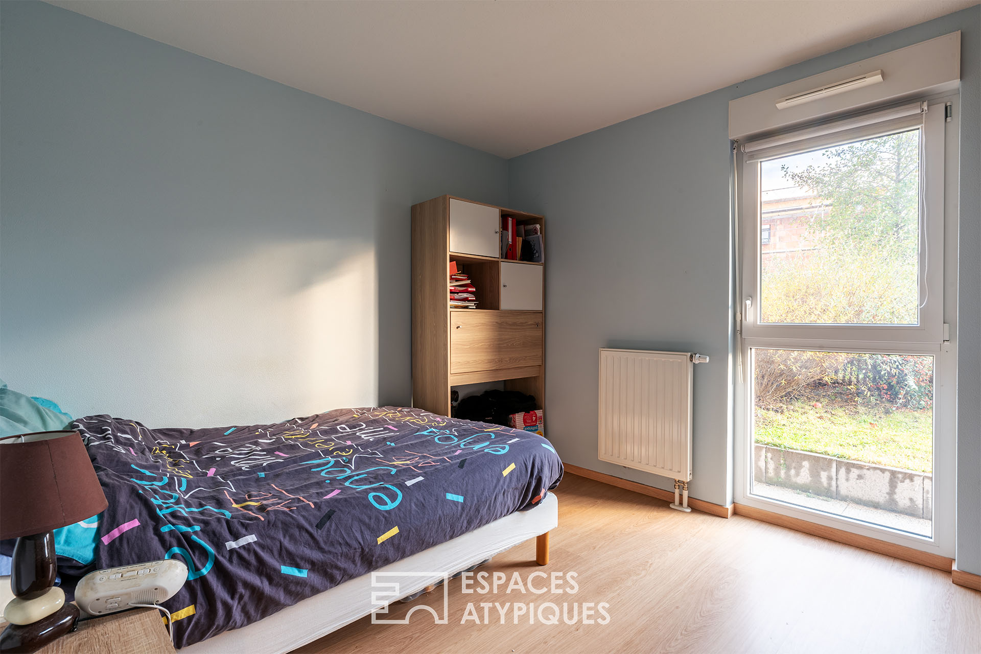 Contemporary flat and its garden
