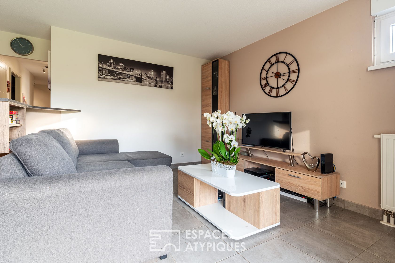 Contemporary flat and its garden