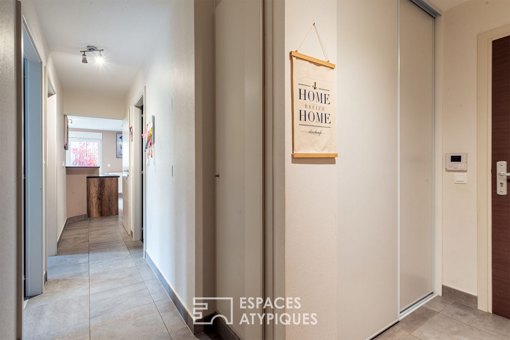Contemporary flat and its garden