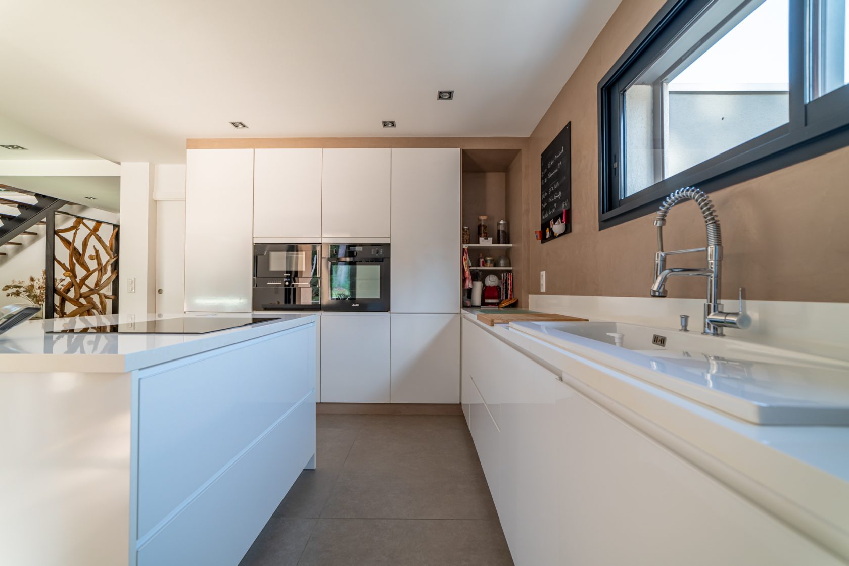 Maison d’architecte au sein d’une végétation luxuriante