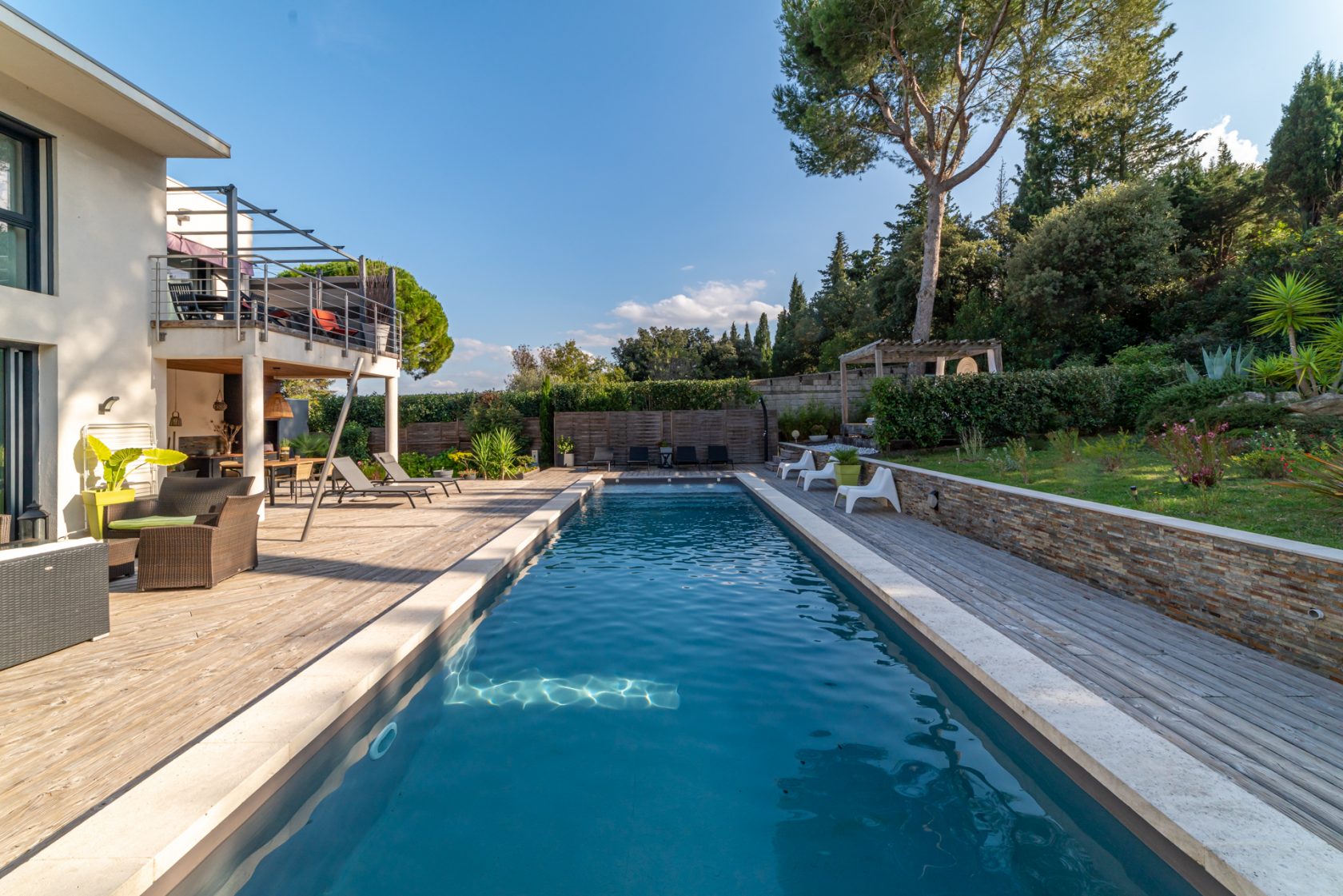 Maison d’architecte au sein d’une végétation luxuriante