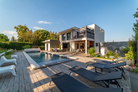 Maison d’architecte au sein d’une végétation luxuriante