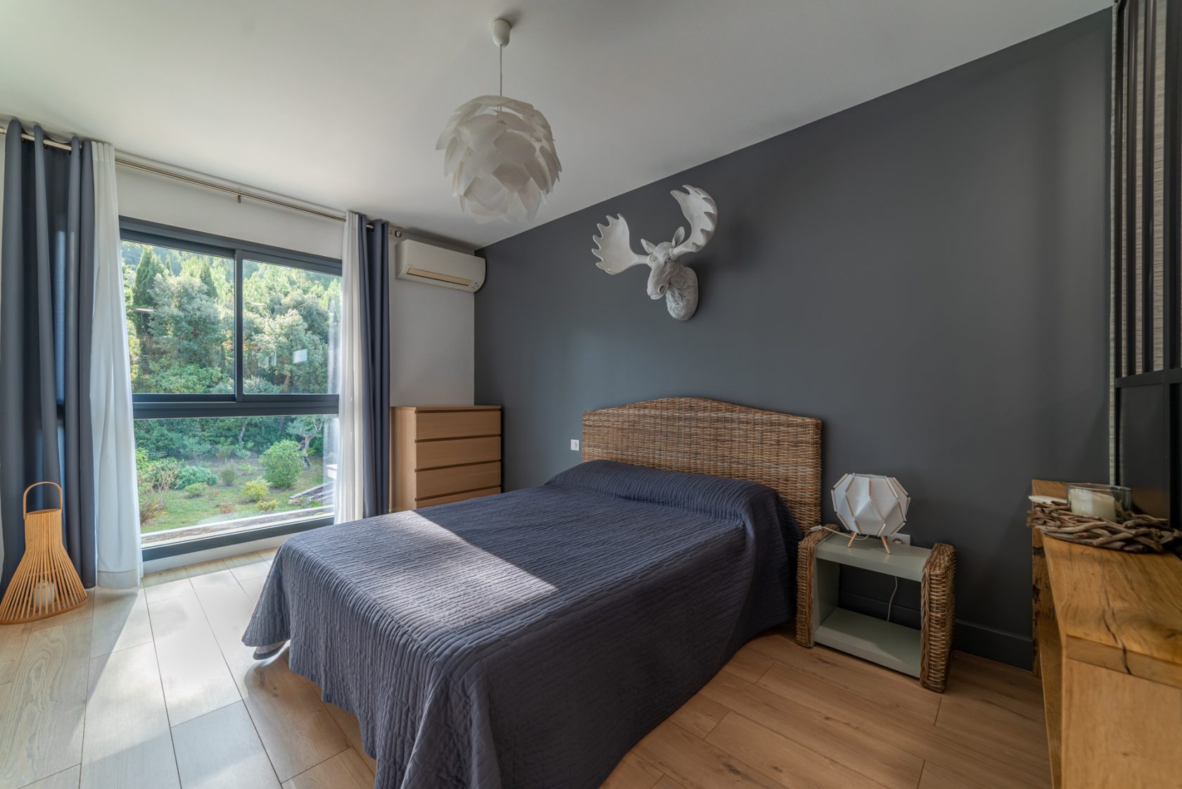 Maison d’architecte au sein d’une végétation luxuriante