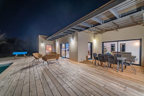 Splendid single storey villa with swimming pool