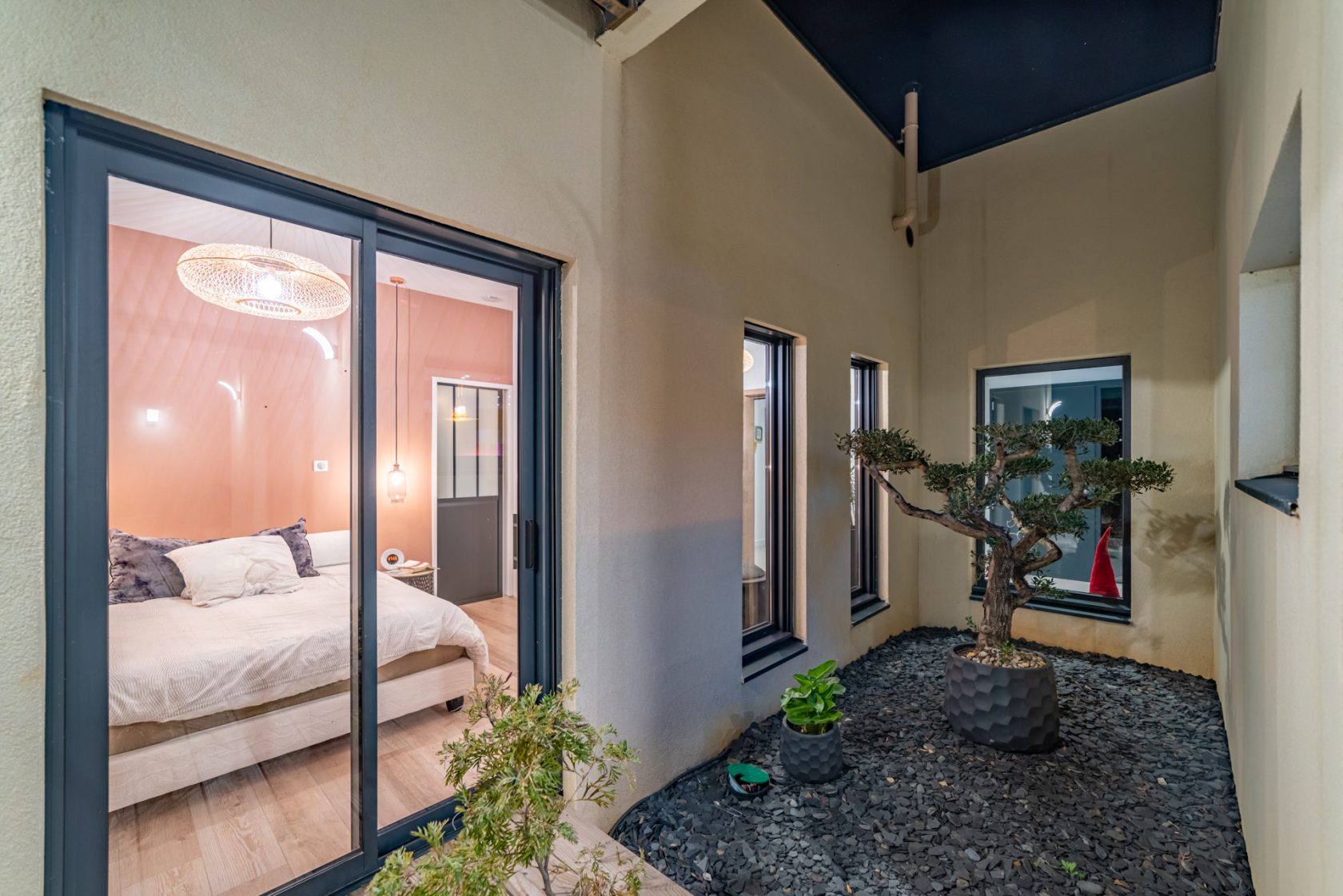 Splendid single storey villa with swimming pool