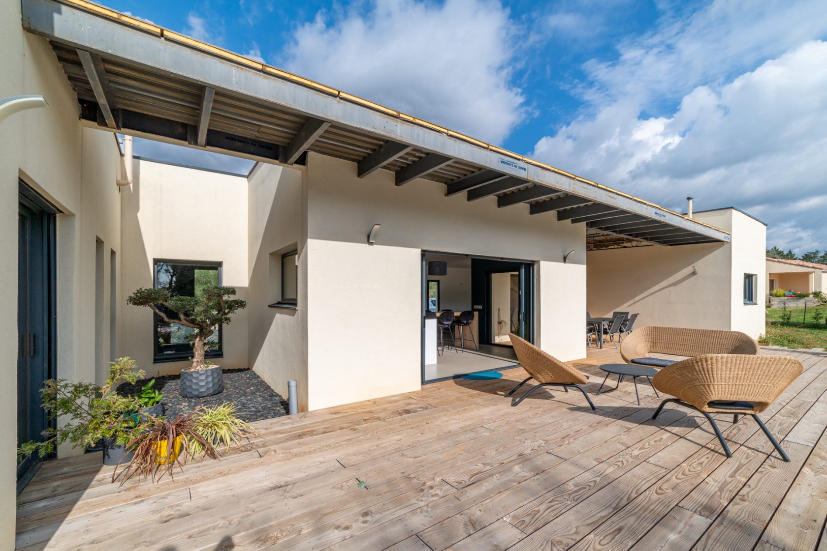 Splendid single storey villa with swimming pool