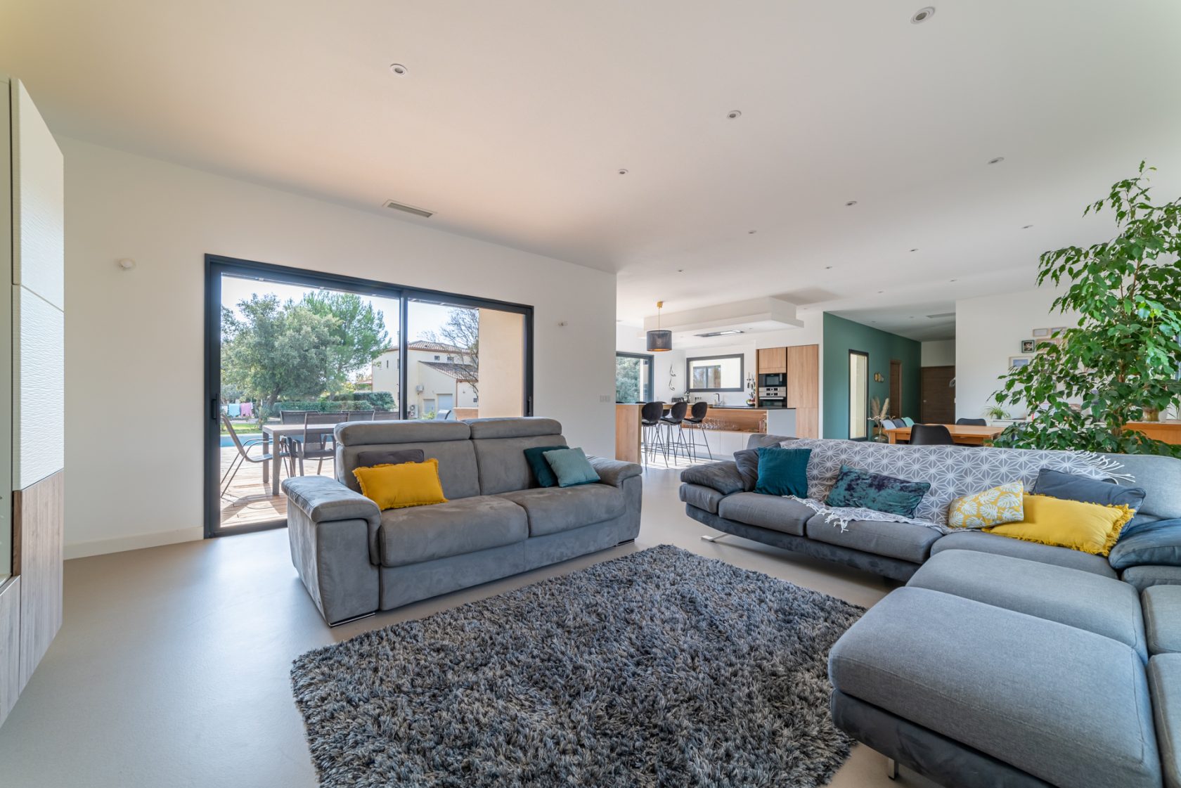 Splendid single storey villa with swimming pool