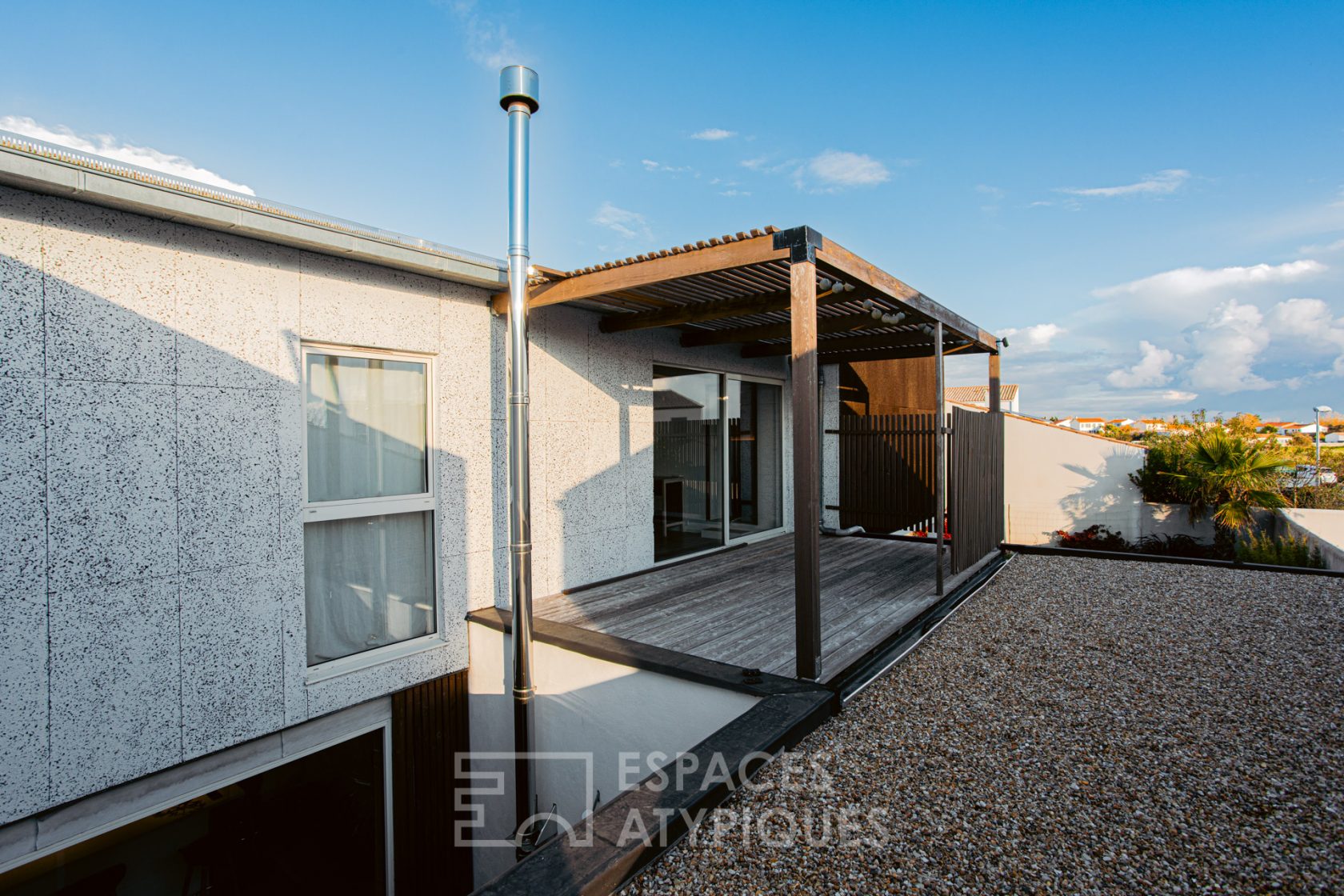 Contemporaine aux lignes tendues