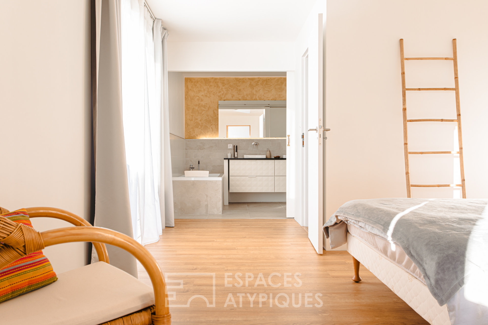 Contemporaine aux lignes tendues