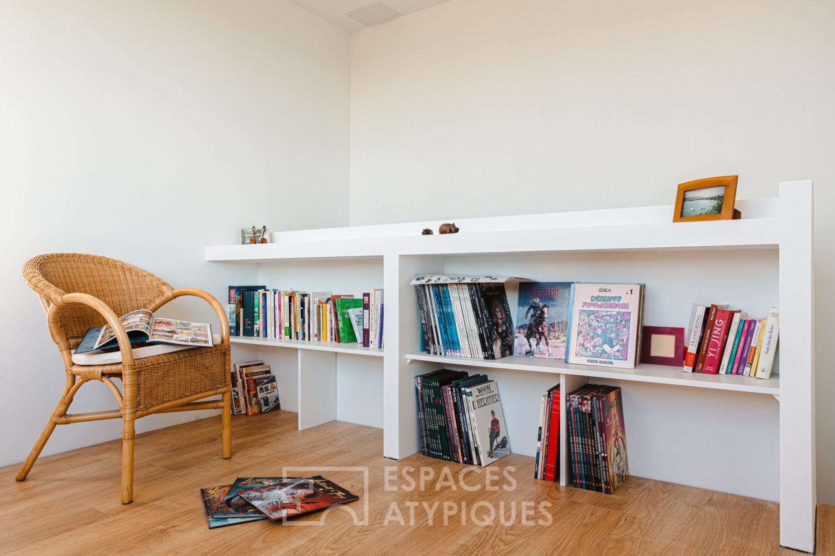 Contemporaine aux lignes tendues