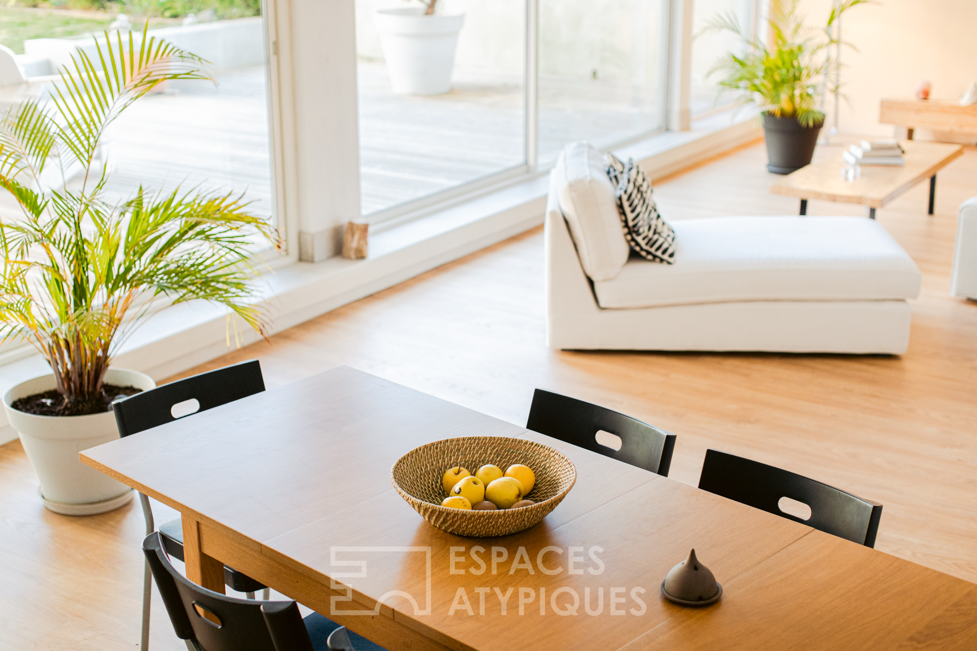 Contemporaine aux lignes tendues