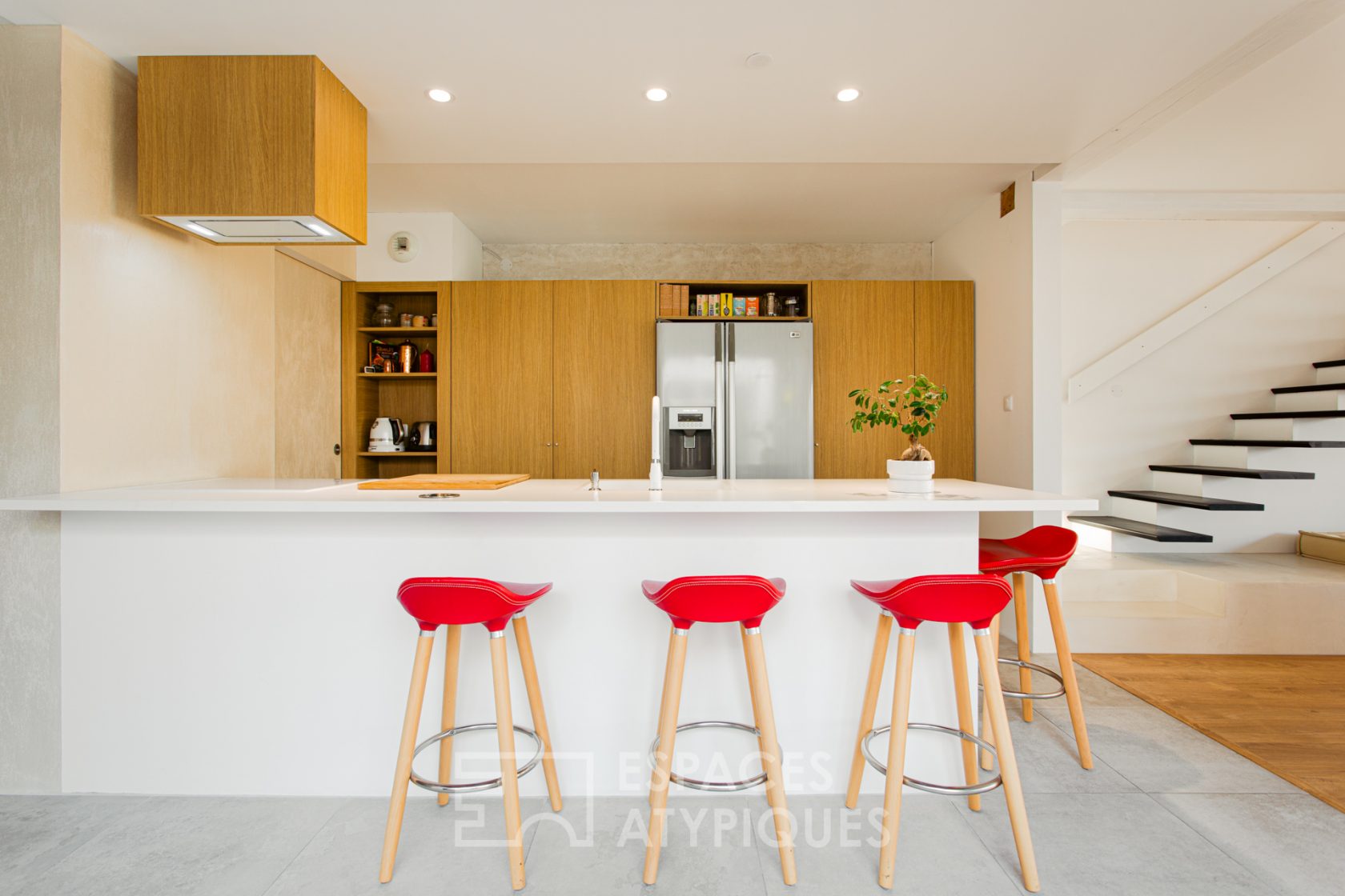 Contemporaine aux lignes tendues