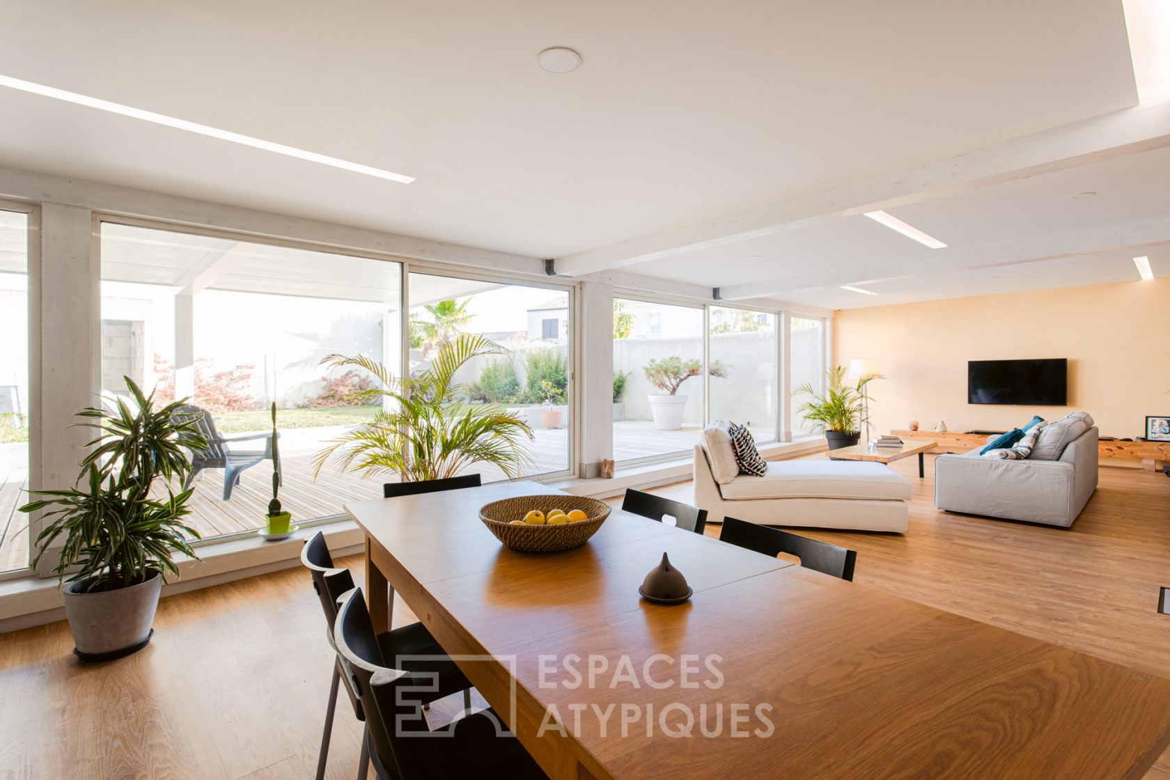 Contemporaine aux lignes tendues