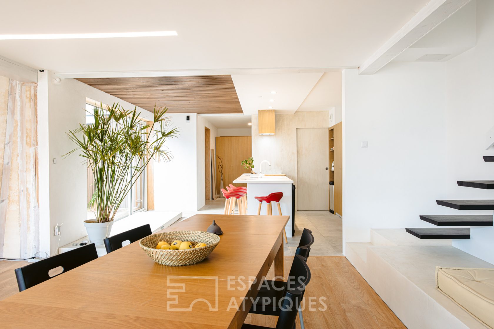 Contemporaine aux lignes tendues