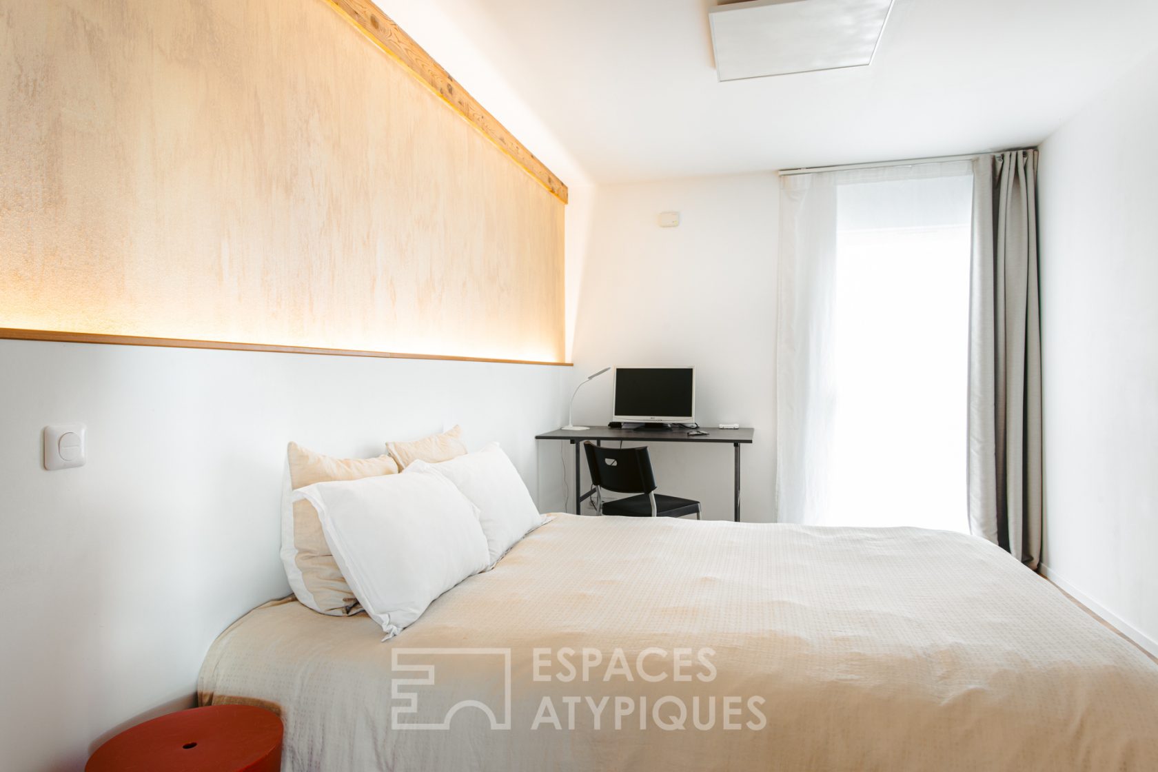 Contemporaine aux lignes tendues