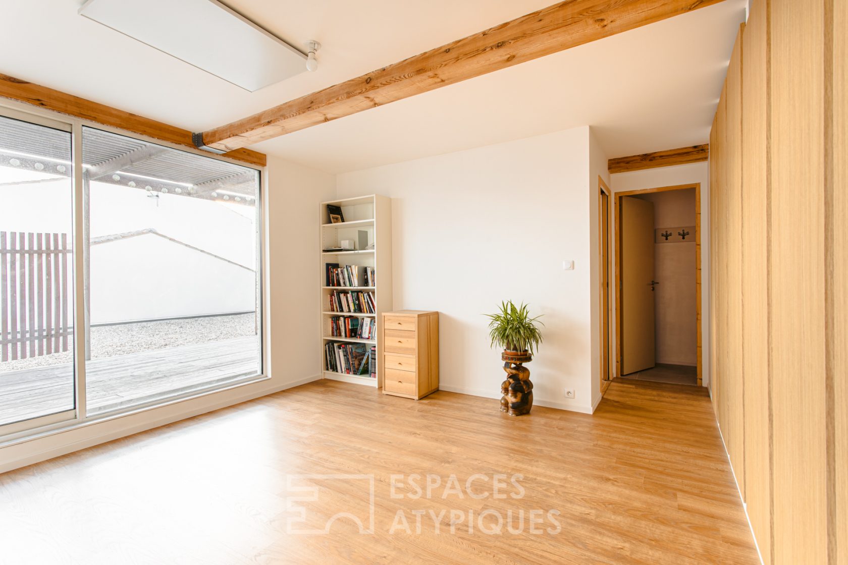 Contemporaine aux lignes tendues