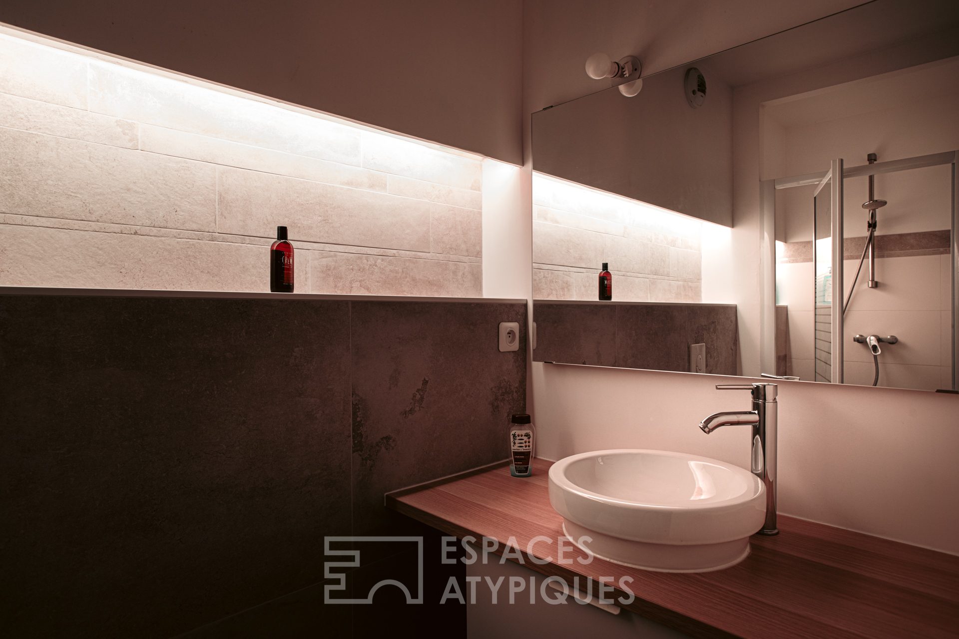 Contemporaine aux lignes tendues