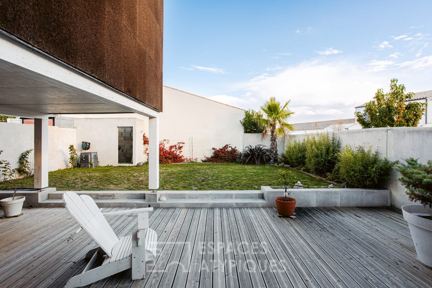 Contemporaine aux lignes tendues