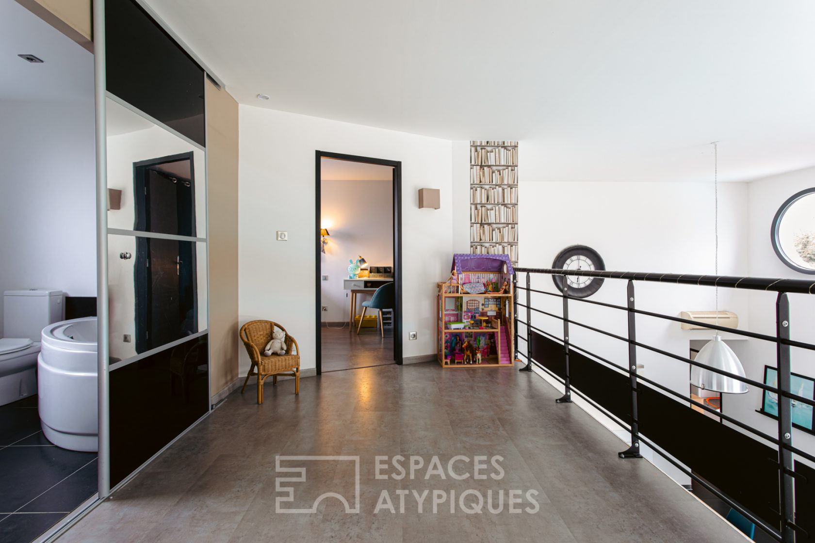 Contemporaine aux volumes généreux