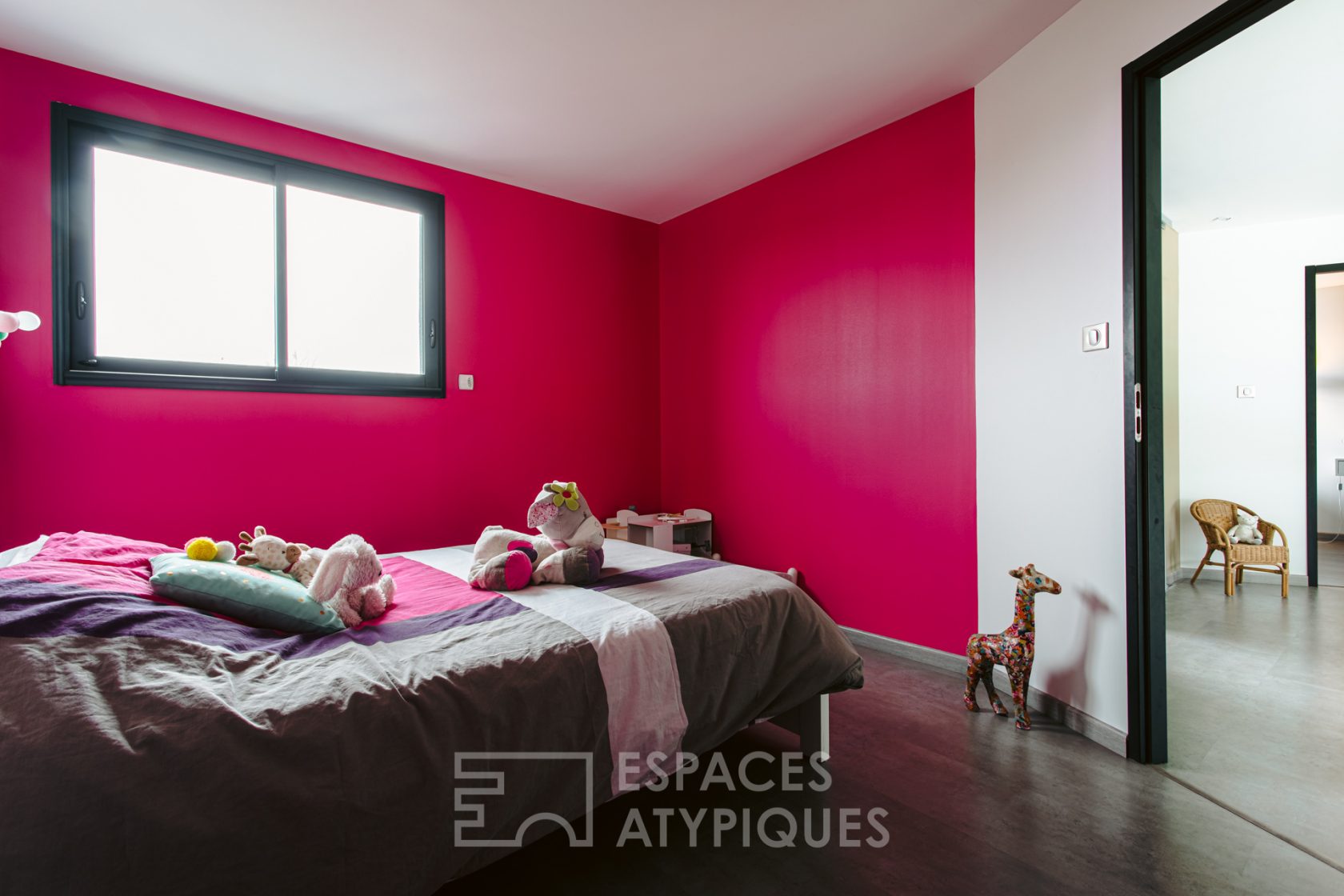 Contemporaine aux volumes généreux