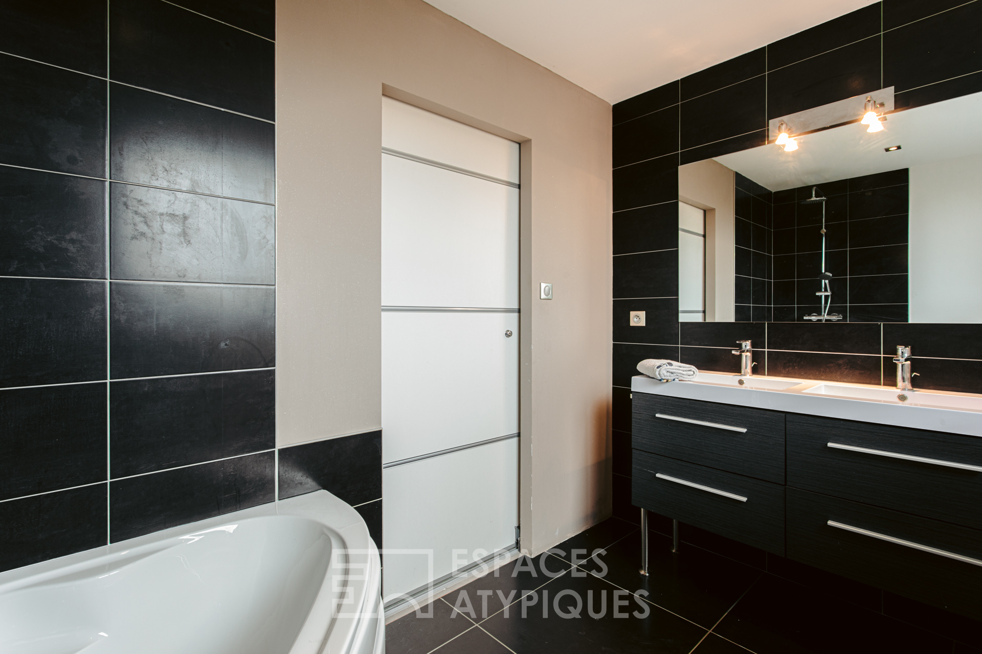 Contemporaine aux volumes généreux