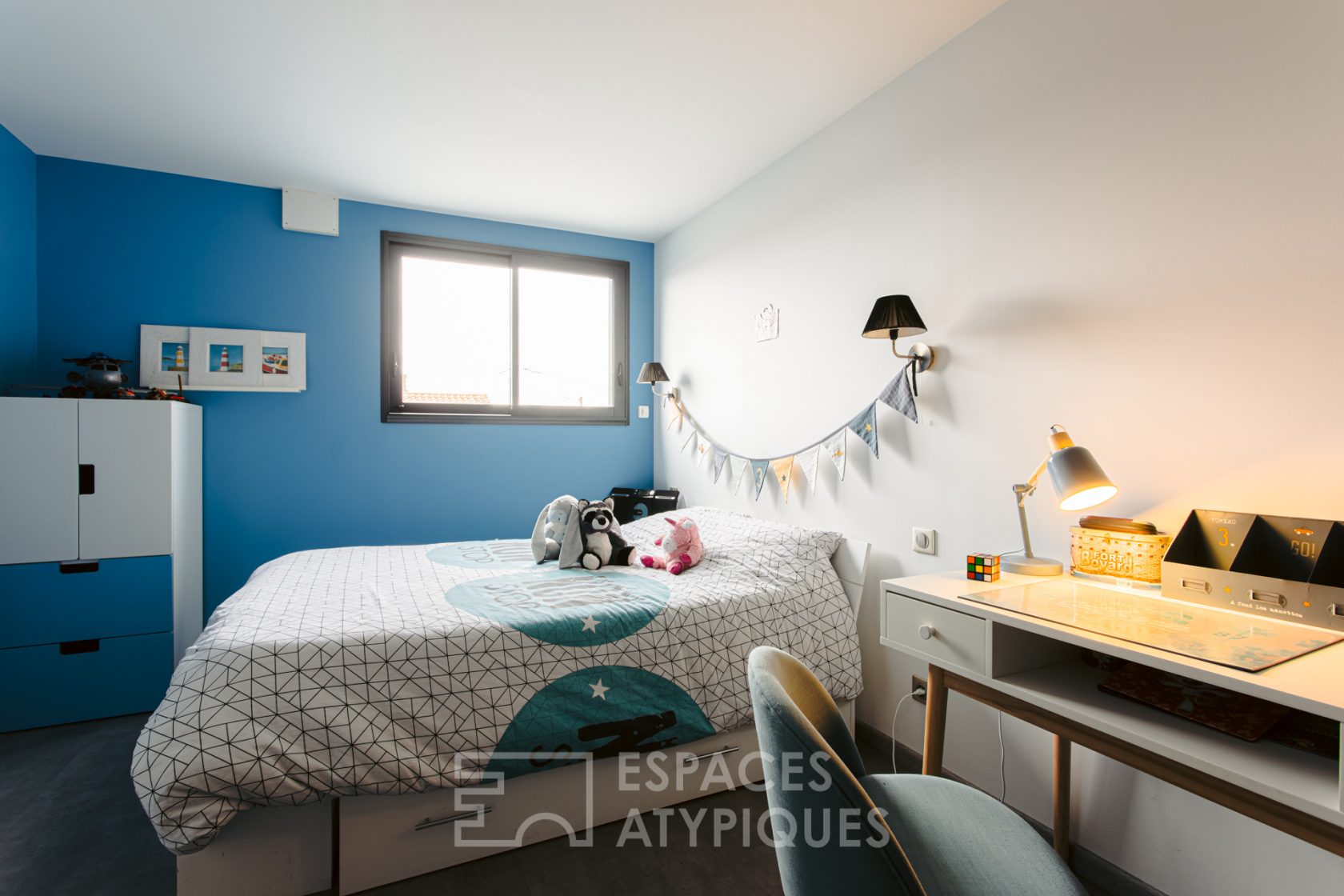 Contemporaine aux volumes généreux