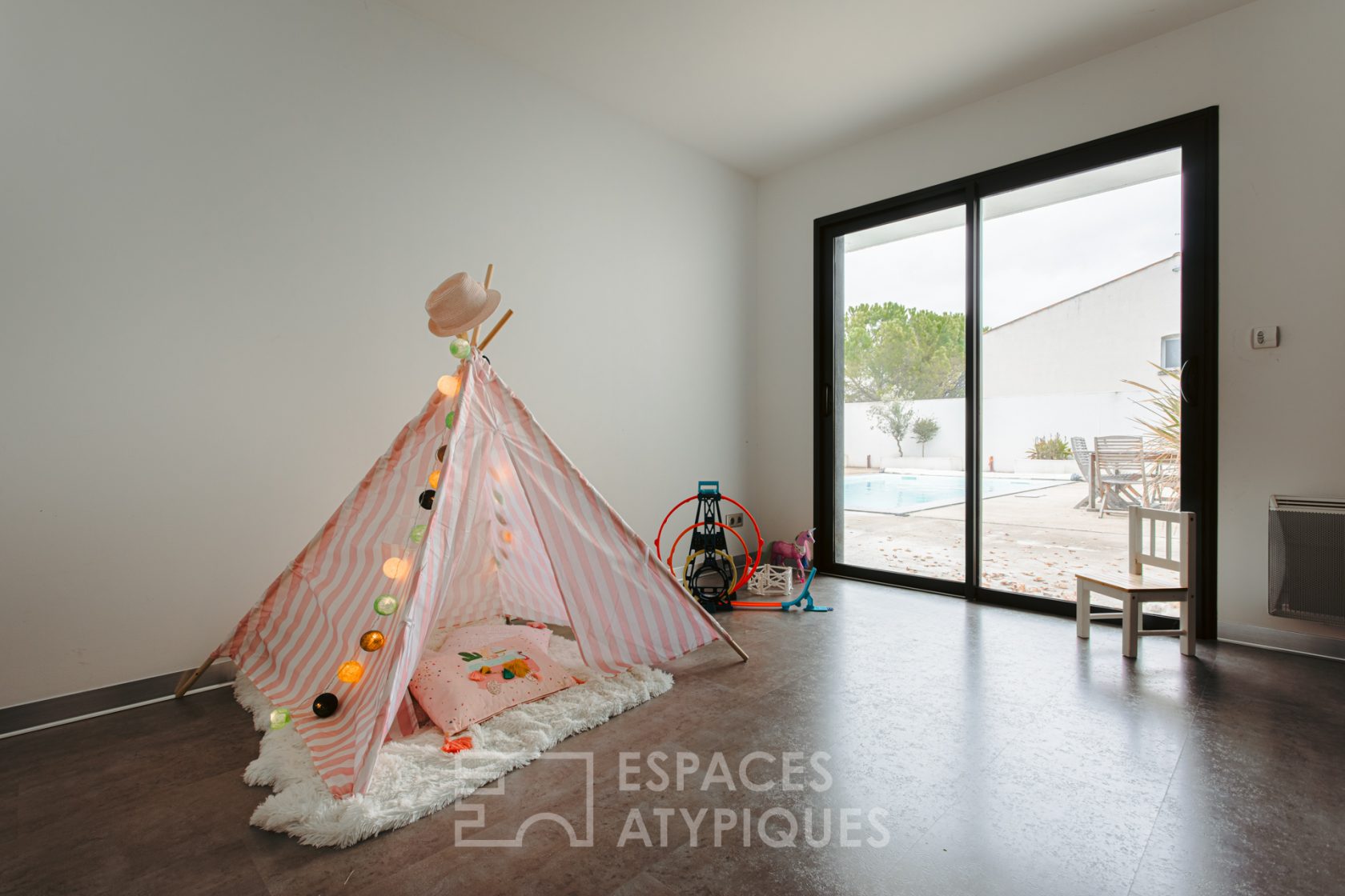 Contemporaine aux volumes généreux