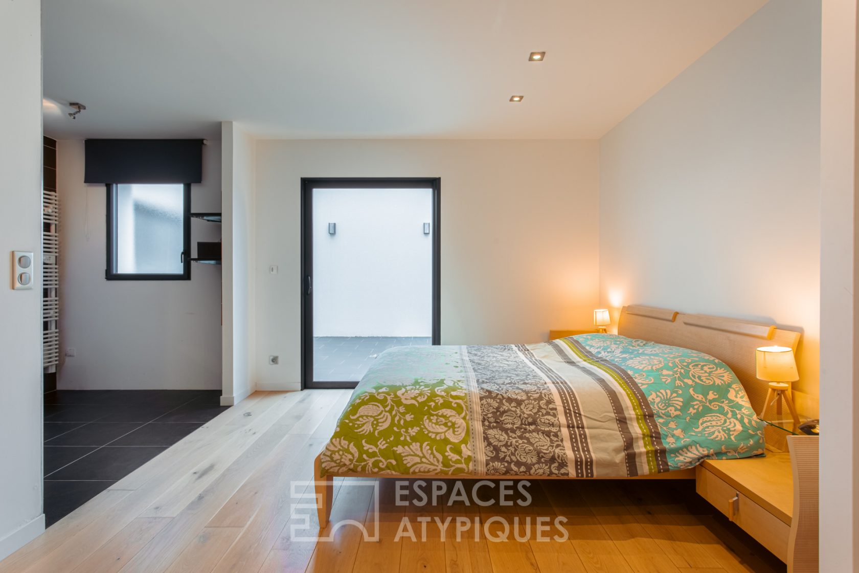 Contemporaine aux volumes généreux
