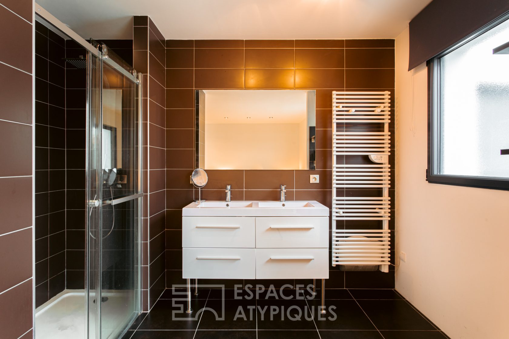 Contemporaine aux volumes généreux