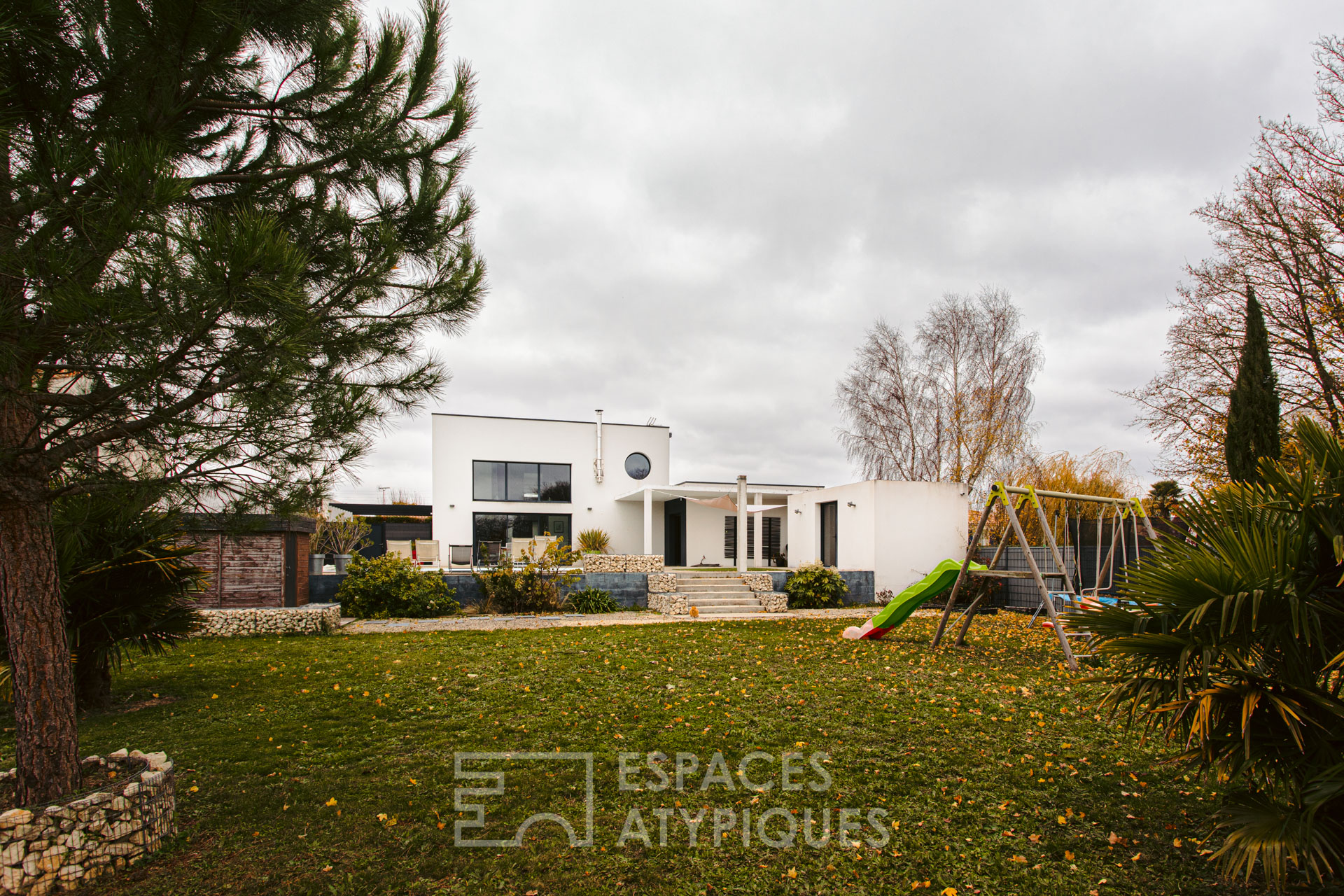 Contemporaine aux volumes généreux