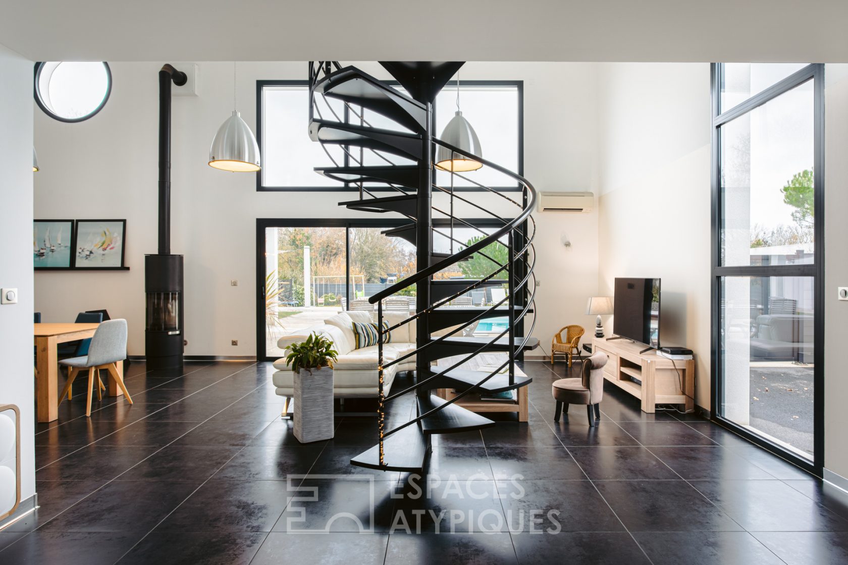 Contemporaine aux volumes généreux