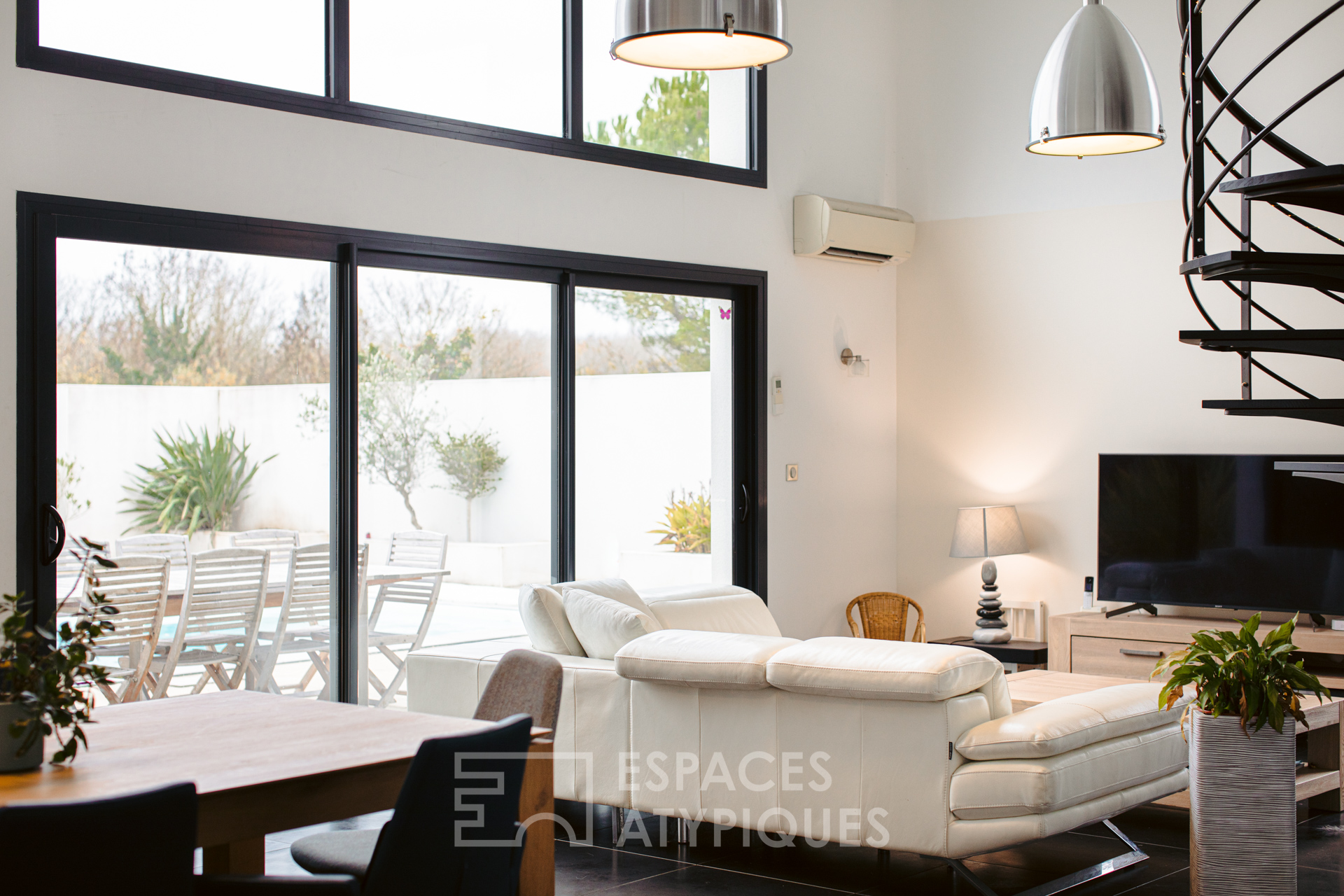 Contemporaine aux volumes généreux