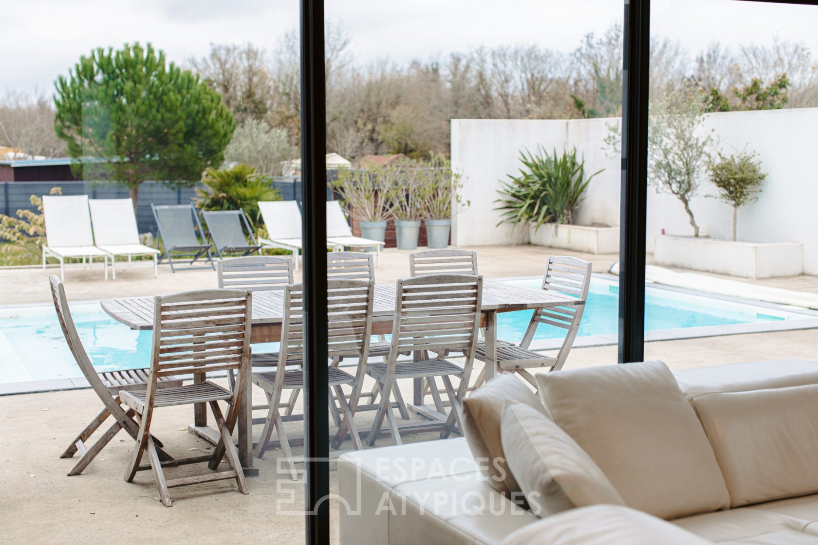 Contemporaine aux volumes généreux