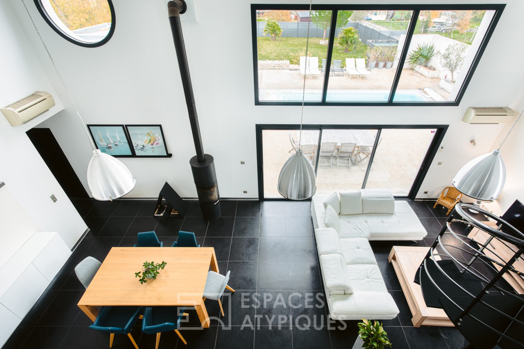 Contemporaine aux volumes généreux