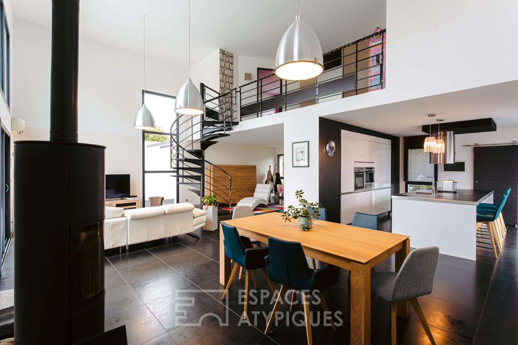 Contemporaine aux volumes généreux