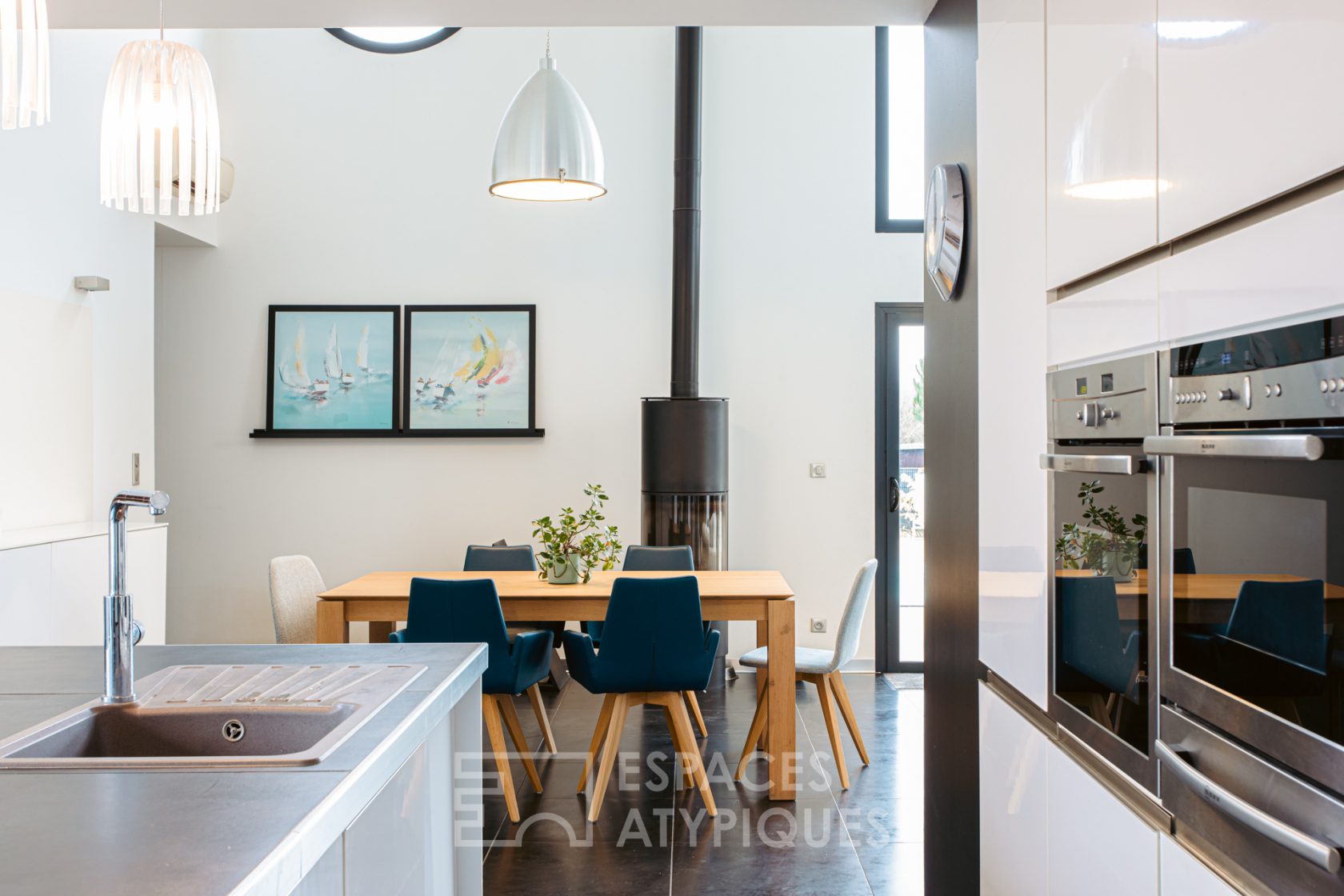 Contemporaine aux volumes généreux
