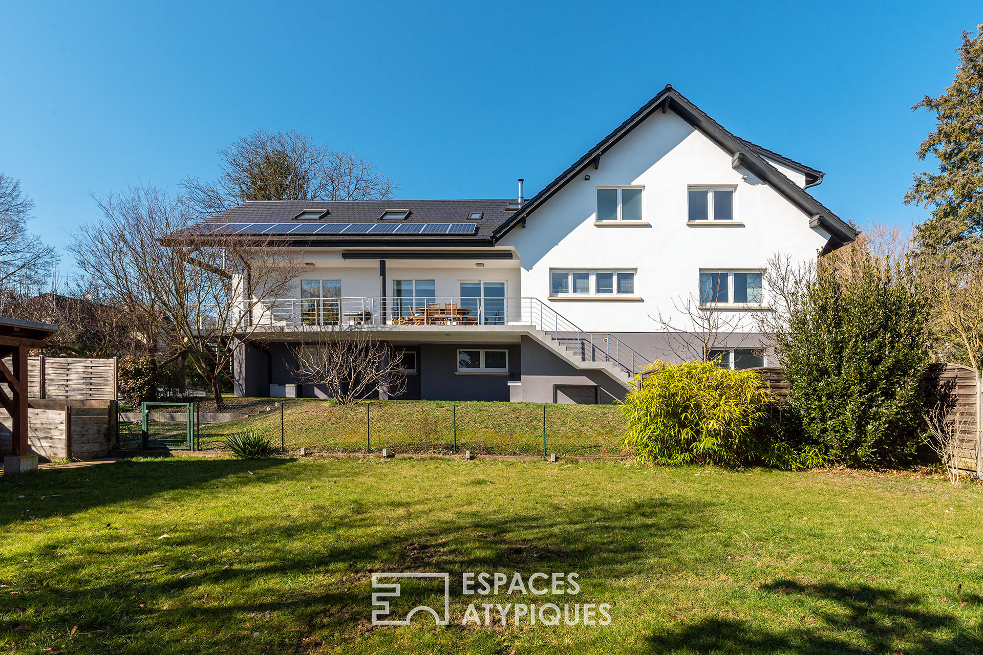 Maison contemporaine avec jardin et piscine