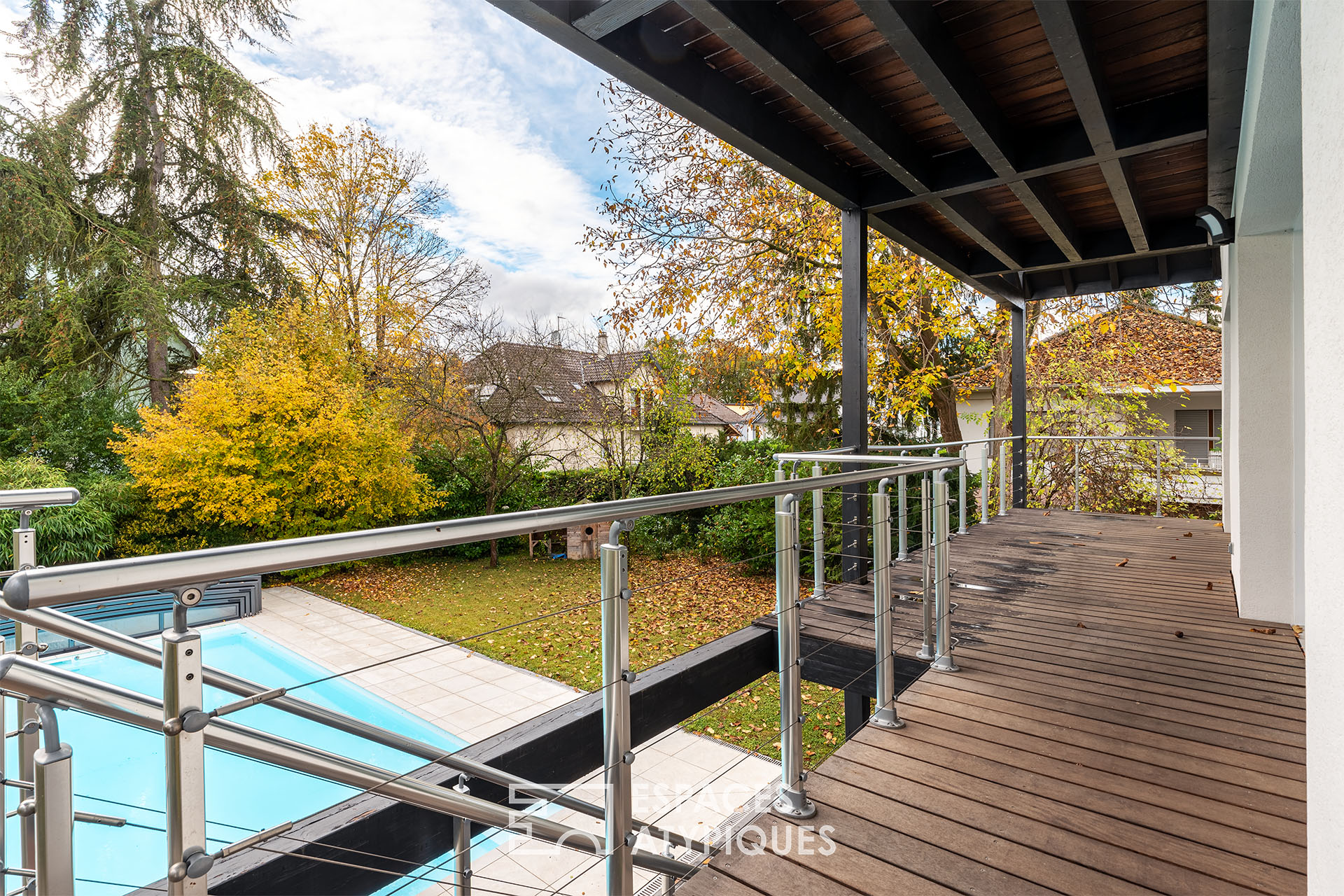 Maison contemporaine avec jardin et piscine