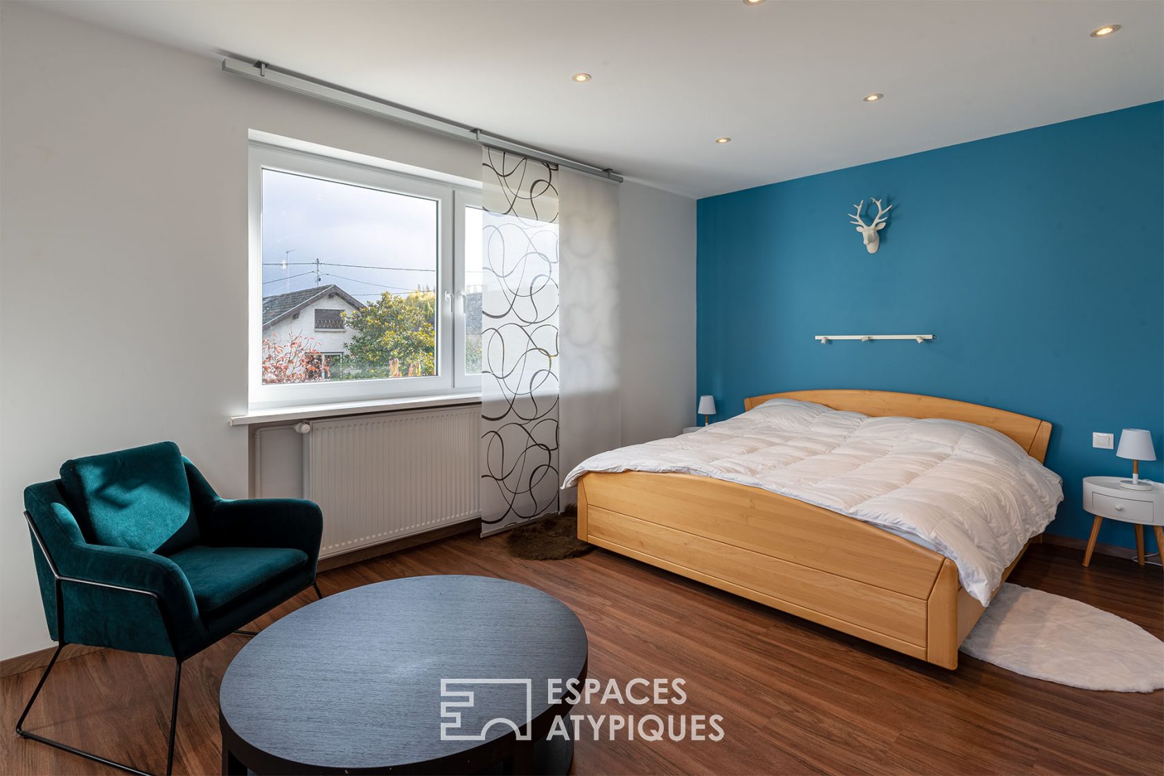 Maison contemporaine avec jardin et piscine