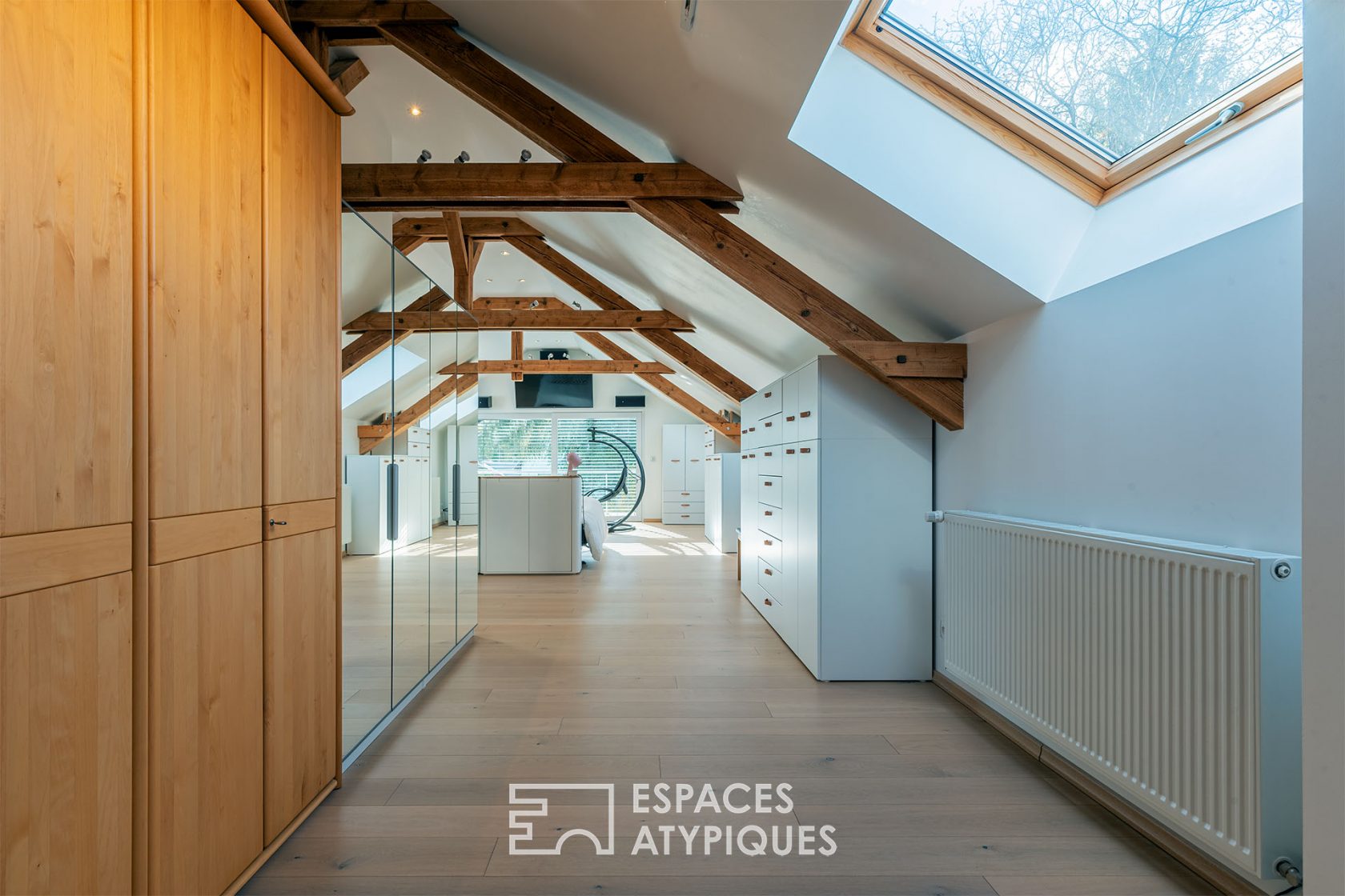 Maison contemporaine avec jardin et piscine