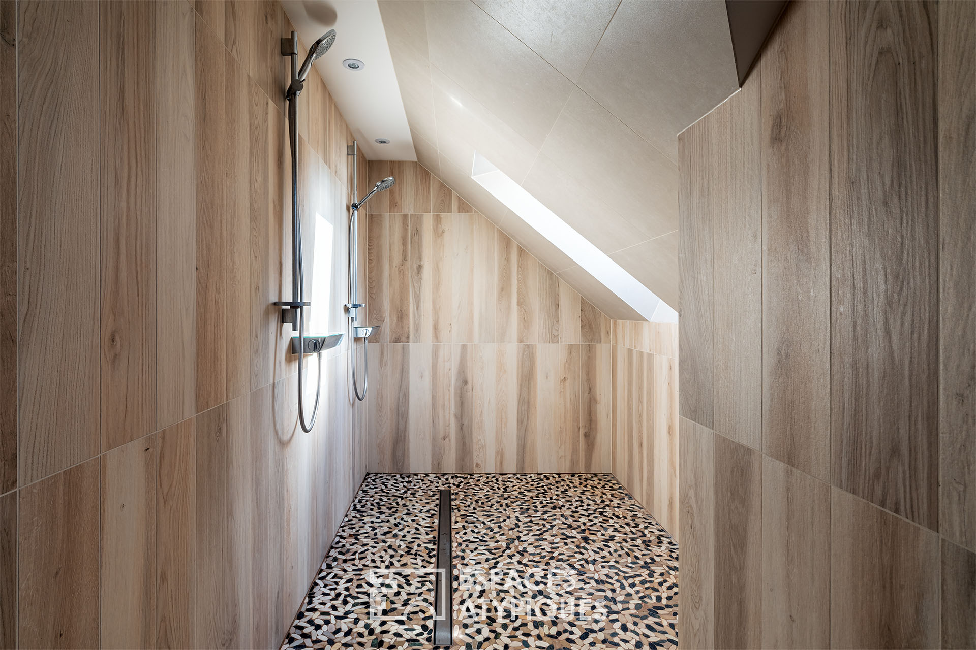 Maison contemporaine avec jardin et piscine