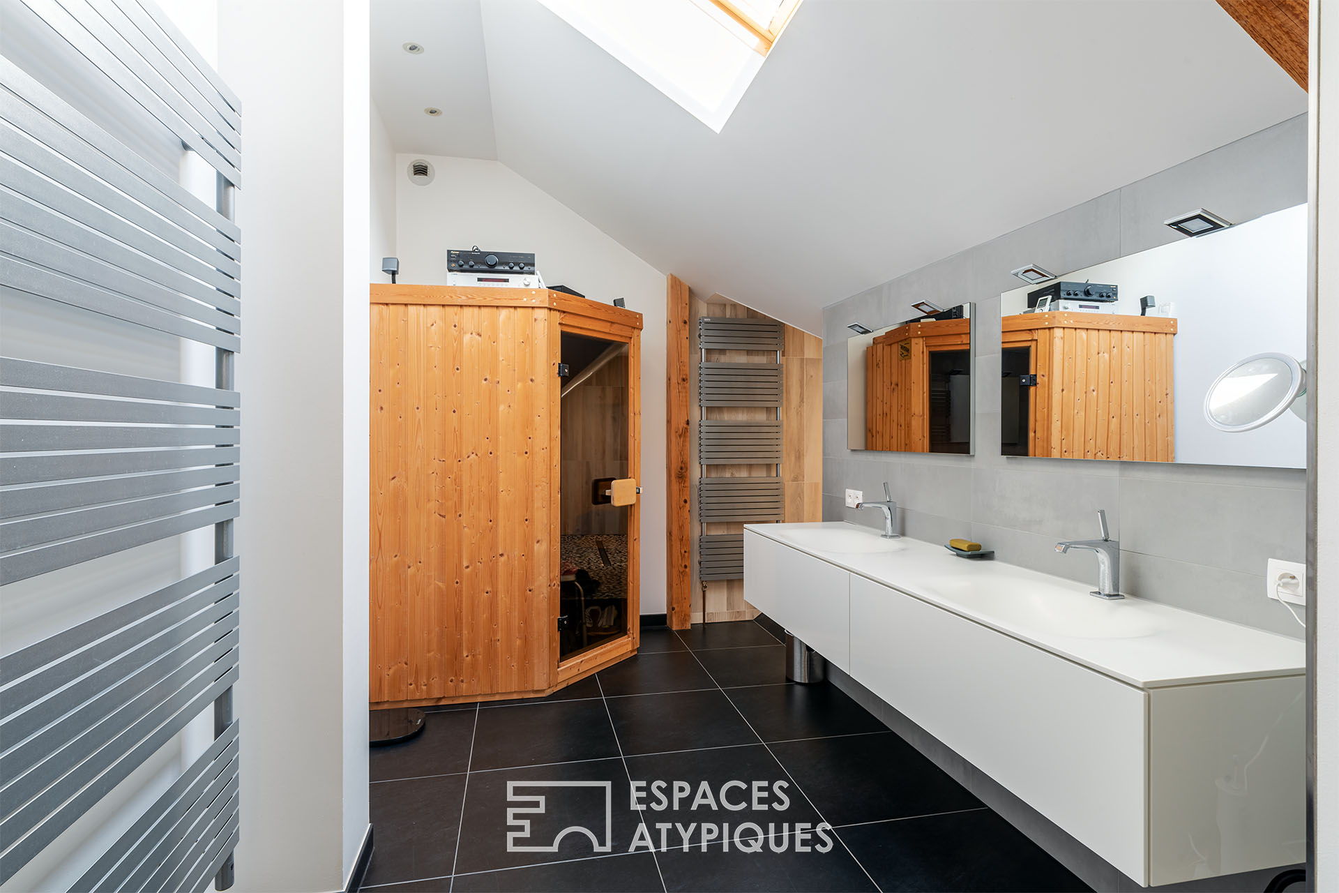 Maison contemporaine avec jardin et piscine
