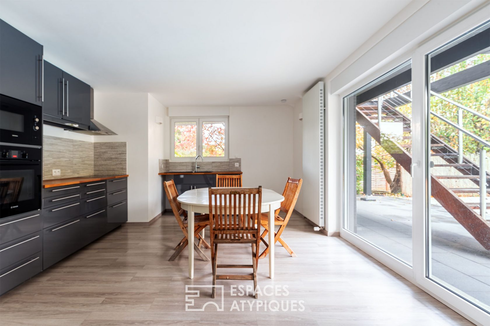 Maison contemporaine avec jardin et piscine