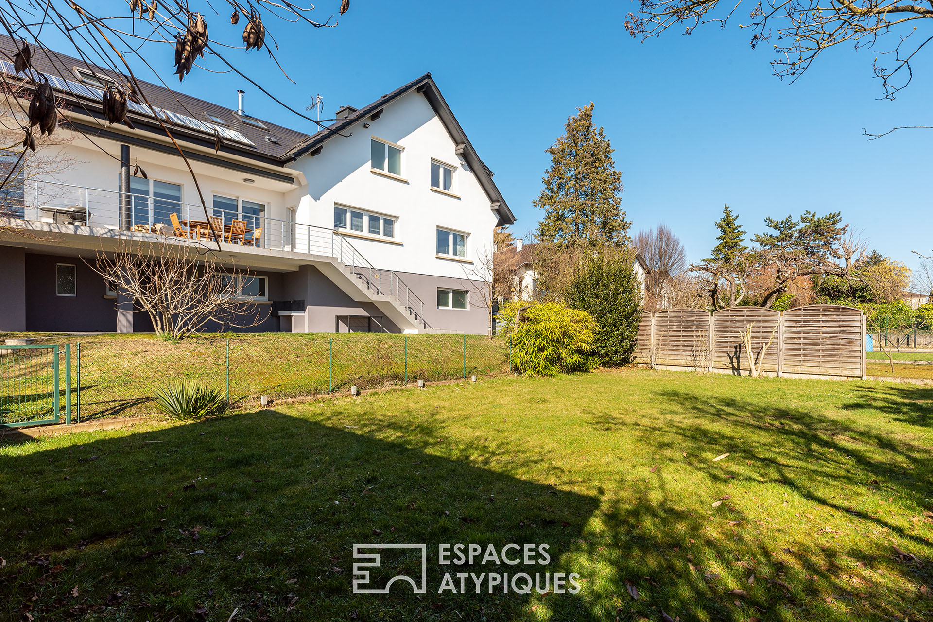 Maison contemporaine avec jardin et piscine