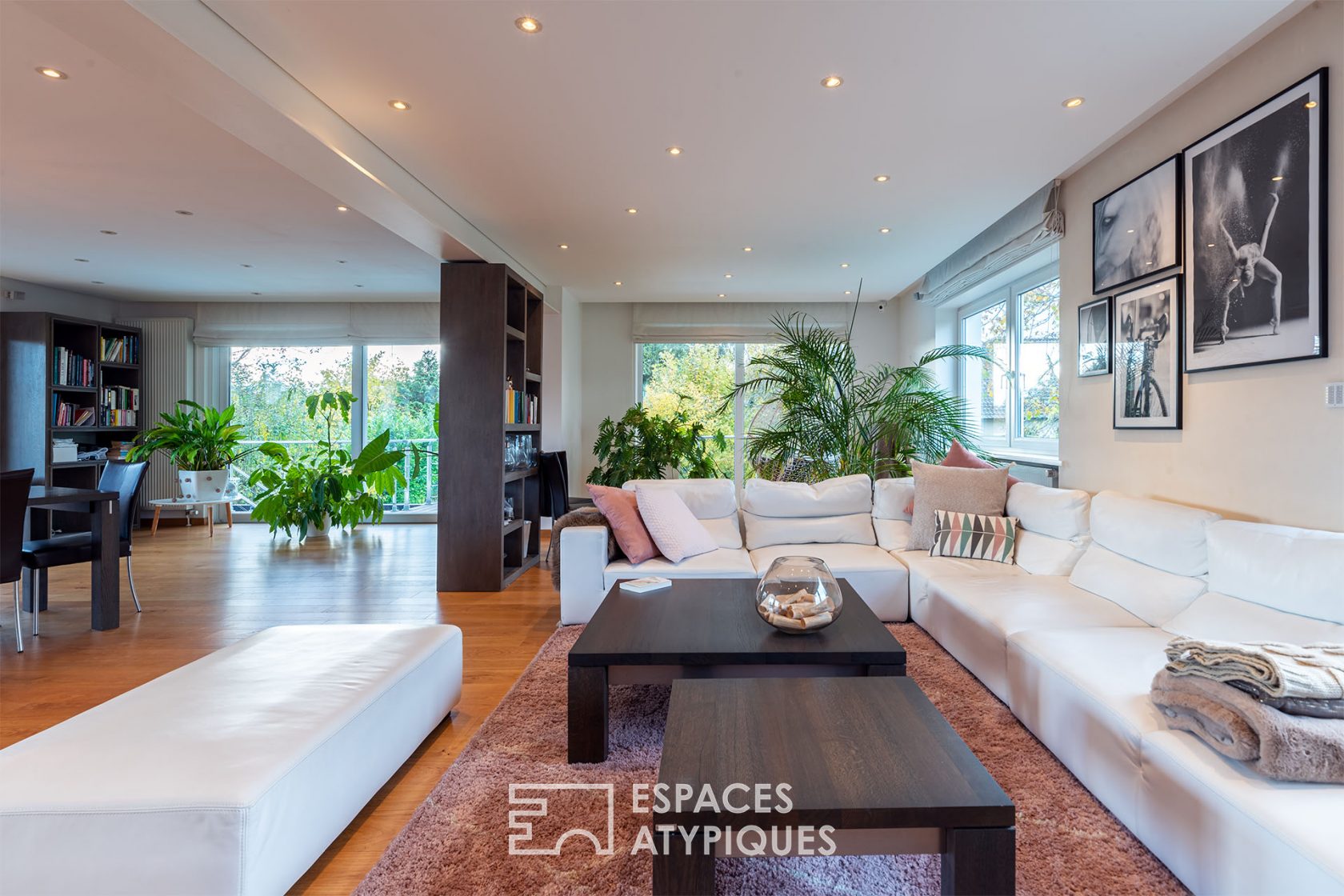 Maison contemporaine avec jardin et piscine