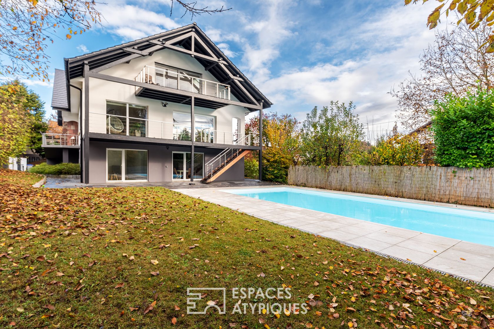 Maison contemporaine avec jardin et piscine