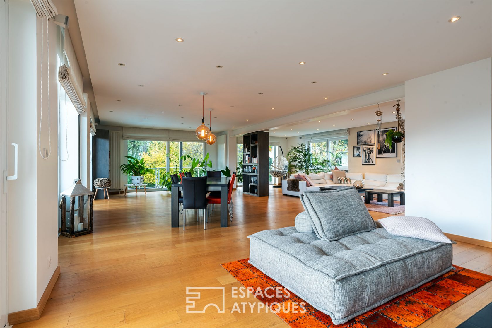 Maison contemporaine avec jardin et piscine