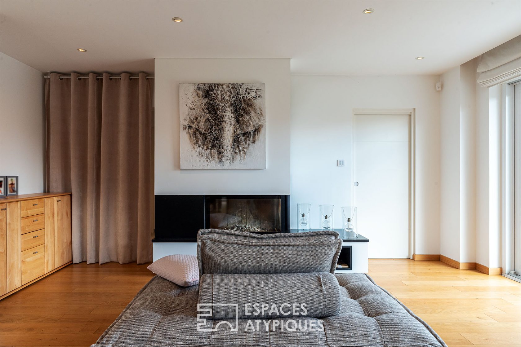 Maison contemporaine avec jardin et piscine