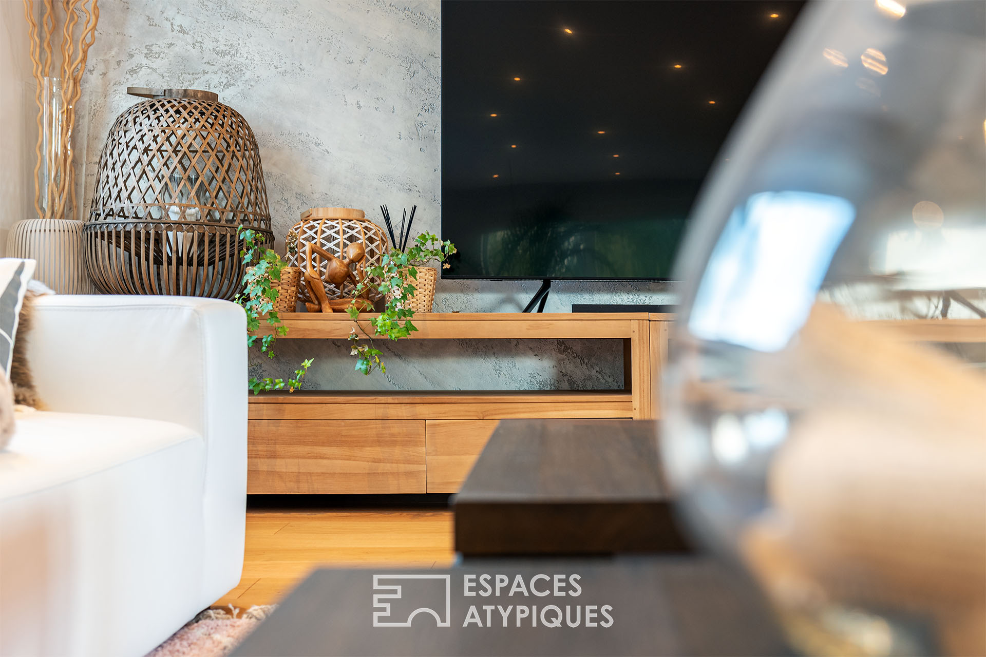Maison contemporaine avec jardin et piscine