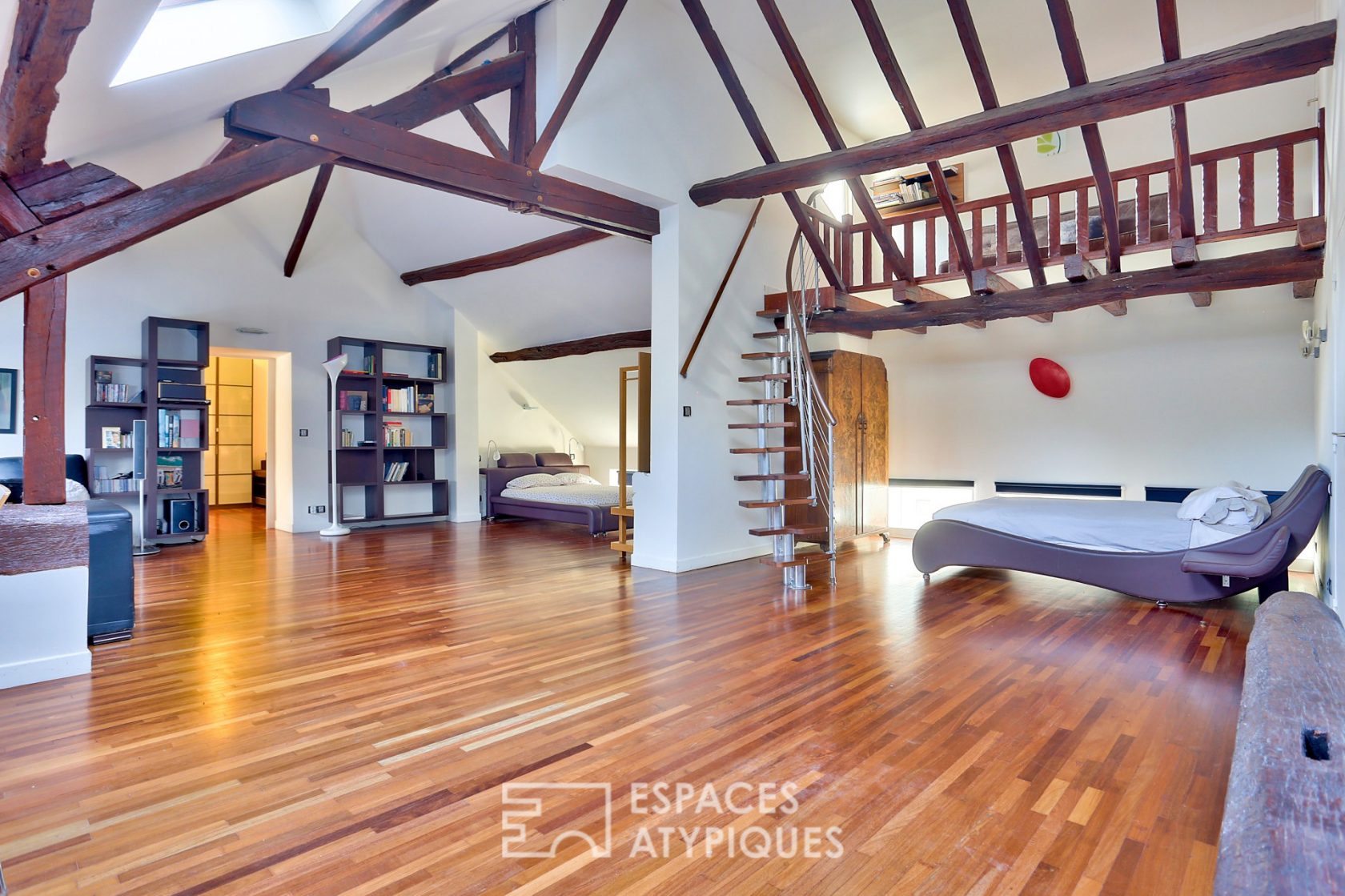 Fabulous architect-designed house with living room-cathedral in the middle of a park